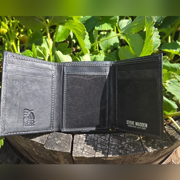 Steve Madden Mens Black Leather Wallet NWOT - Picture 2 of 2